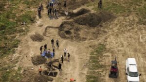 Los investigadores inspeccionan el terreno en busca de restos de animales mientras llevan a cabo una segunda orden de registro en Miranda's Rescue, en Fortuna (California)