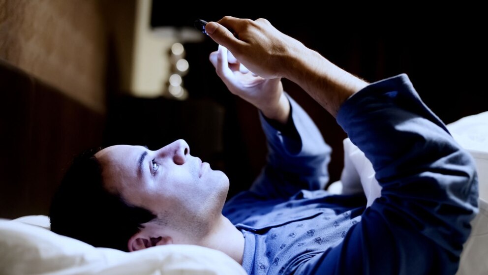 El celular minutos antes de dormir dificulta la conciliación del sueño