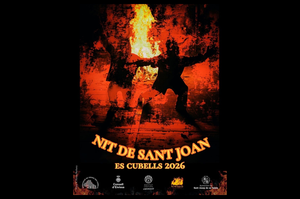 La Nit de Sant Joan llega a Es Cubells con Arredefolk, correfoc y el tradicional foguer&oacute;
