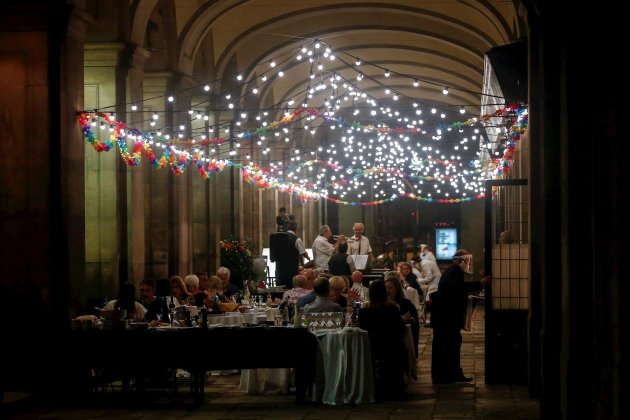 Imagen de una cena de verbena de San Juan
