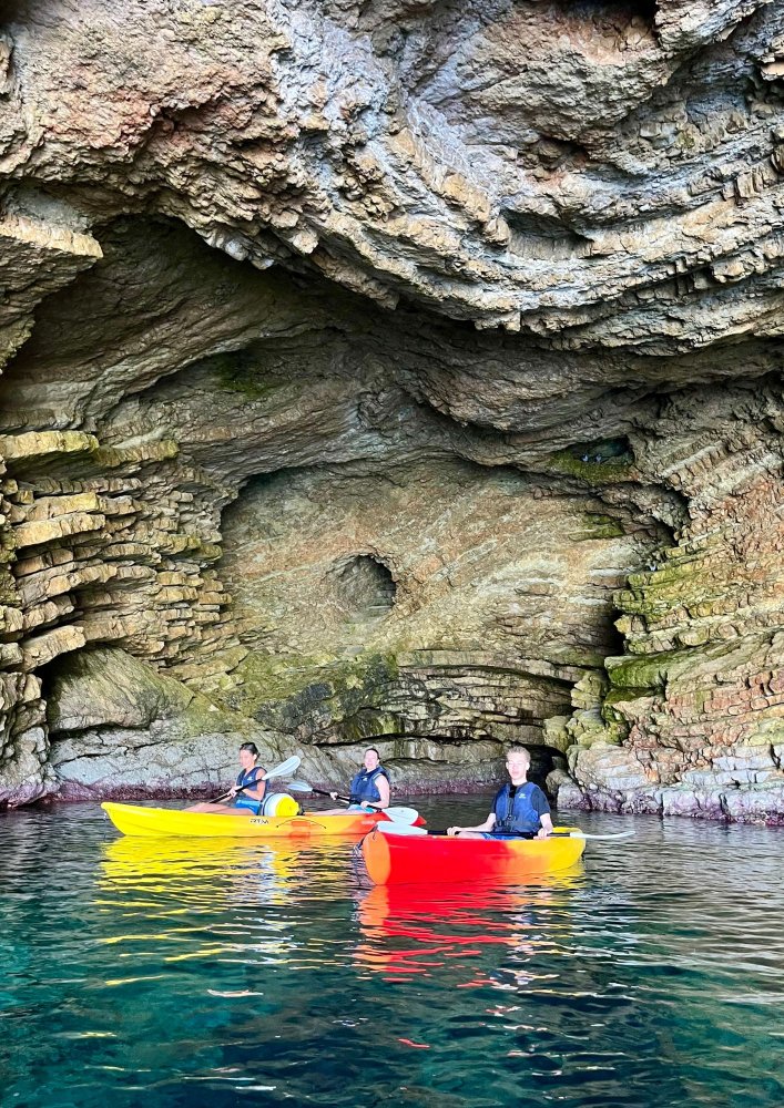 Rutas en kayak a cuevas marinas