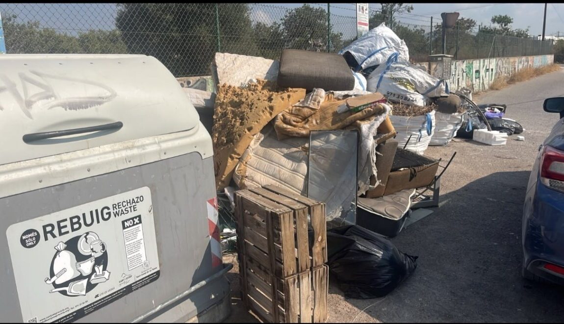 Contenedores desbordados en Es Codolar