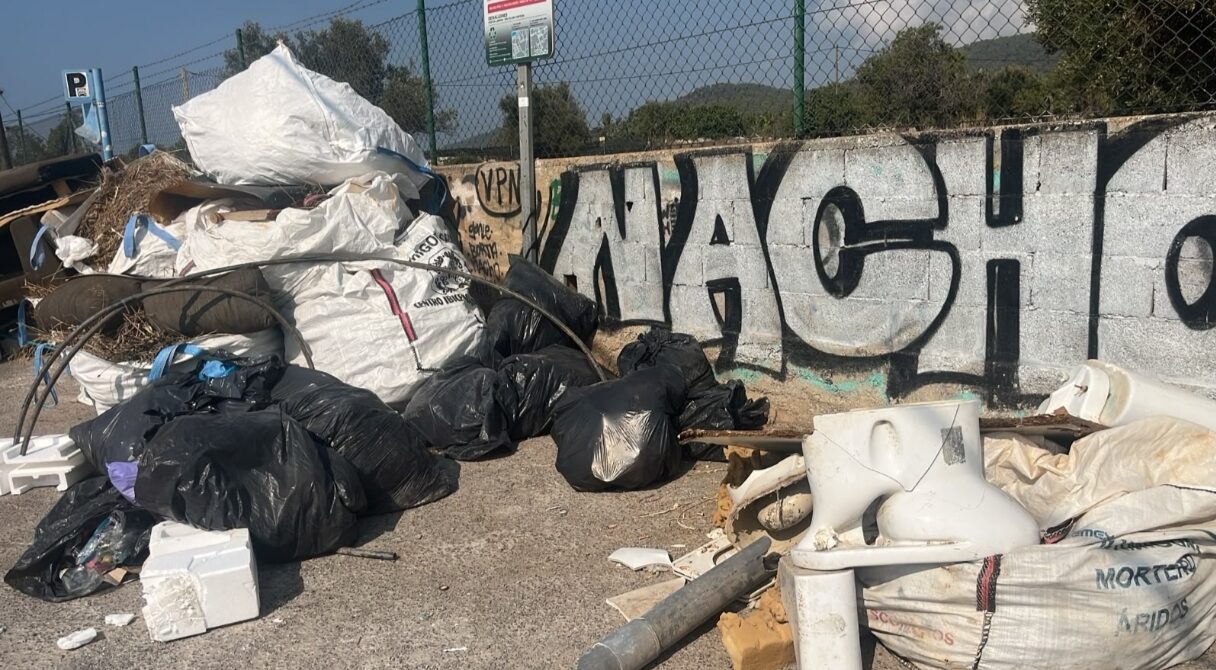 Contenedores desbordados en Es Codolar