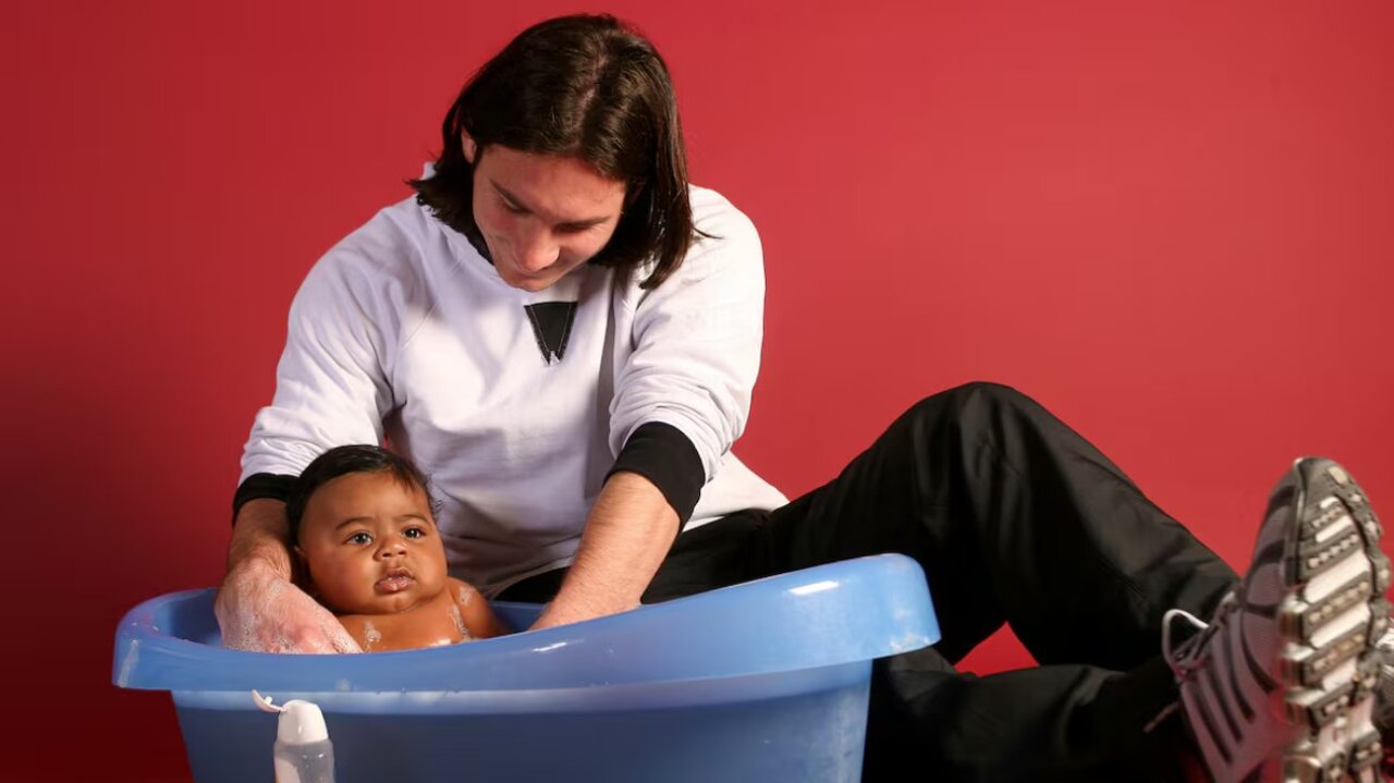 Lionel Messi y Lamine Yamal en una campa&ntilde;a solidaria de 2007