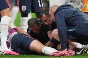 Miembros del equipo médico de Inglaterra atienden a Henderson tras su lesión