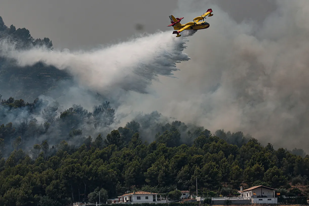 Un hidroavi&oacute;n trabaja en el incendio en Castell&oacute;n