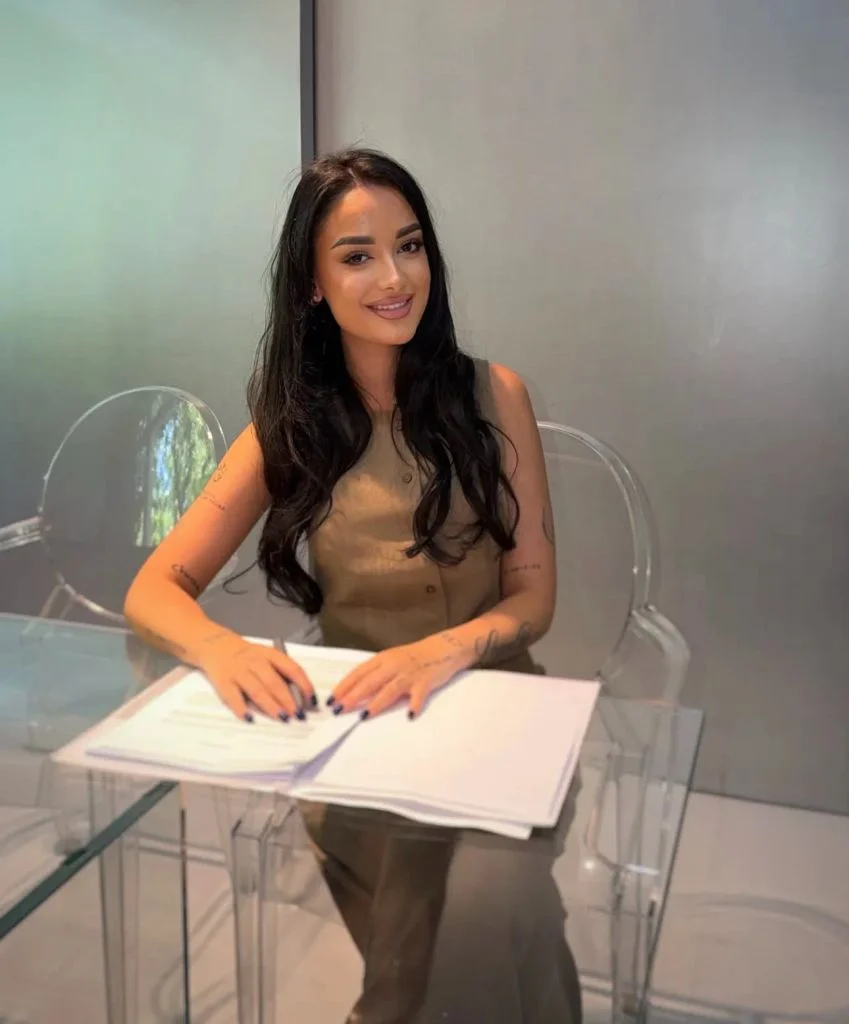 Julia Janeiro en la firma de su primera casa