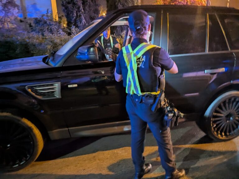 Un agente de la Polic&iacute;a Local de Ibiza, en un control.