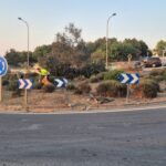 Un coche se estrella contra el olivo de la rotonda de Sant Francesc