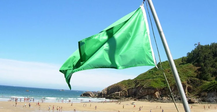 Bandera verde en la playa