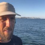 Un instructor de Ibiza rescata a dos adultos subidos a un paddle surf infantil