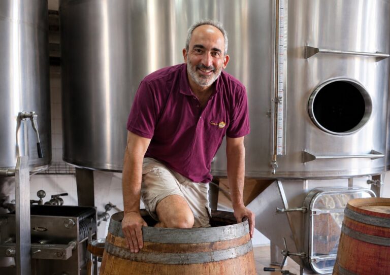 Álvaro Pérez Navazo, director de las bodegas Can Rich, pisando uva, a la vieja usanza.