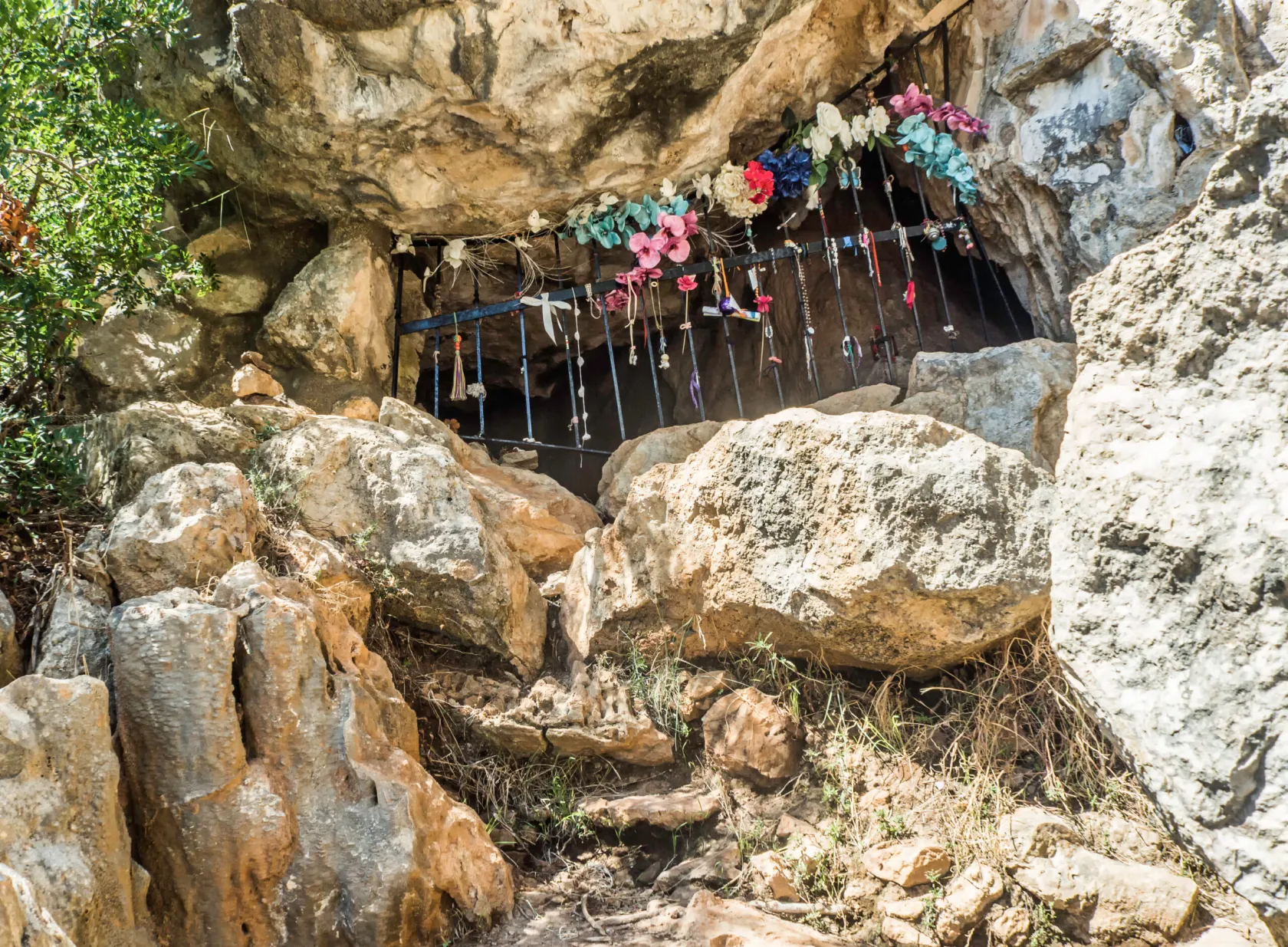 Ofrendas a la diosa Tanit en la entrada de Cova des Culleram