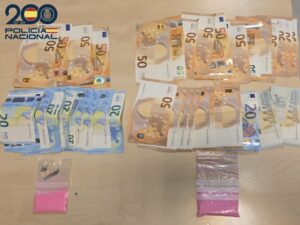 Dinero y droga sintética de la aprehensión.