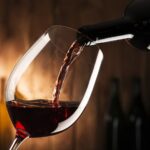 Dónde tomar un buen vino en Ibiza: cuatro vinotecas donde cada copa cuenta una historia