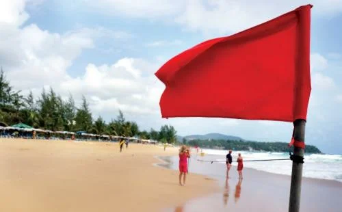 Bandera roja en la playa