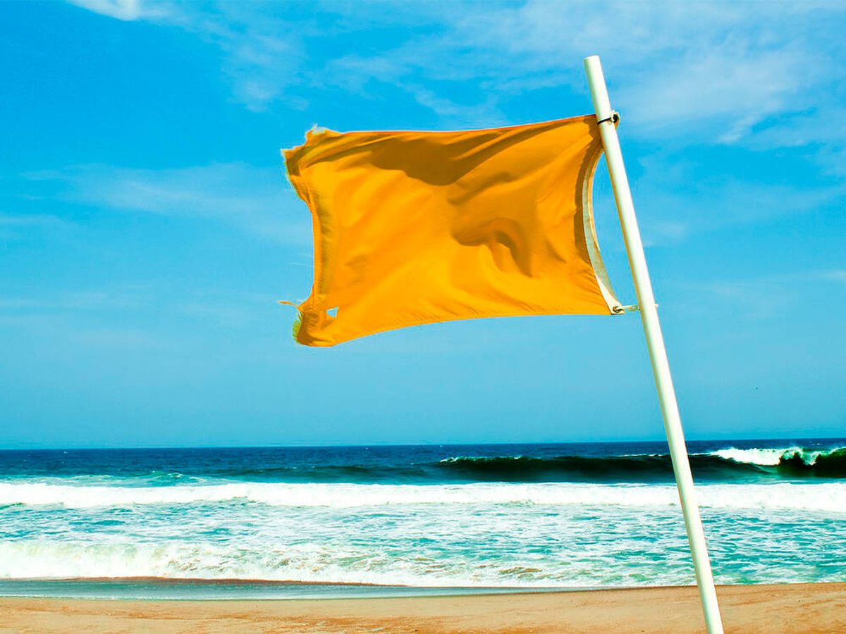 Bandera amarilla en la playa