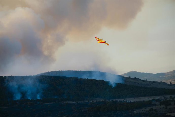 Un hidroavi&oacute;n trabaja en las tareas de extinci&oacute;n del incendio de Lozoyuela-Mateo Lanzuela