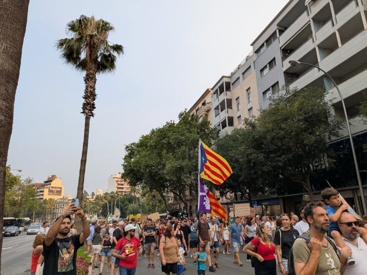 Miles de personas se manifiestan en Palma contra la masificaci&oacute;n tur&iacute;stica bajo el lema 'Mallorca al l&iacute;mite'