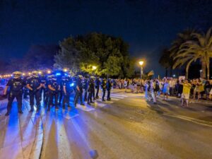 Cargas policiales, lanzamiento de objetos y ocho heridos al finalizar la protesta contra la saturaci&oacute;n en Palma