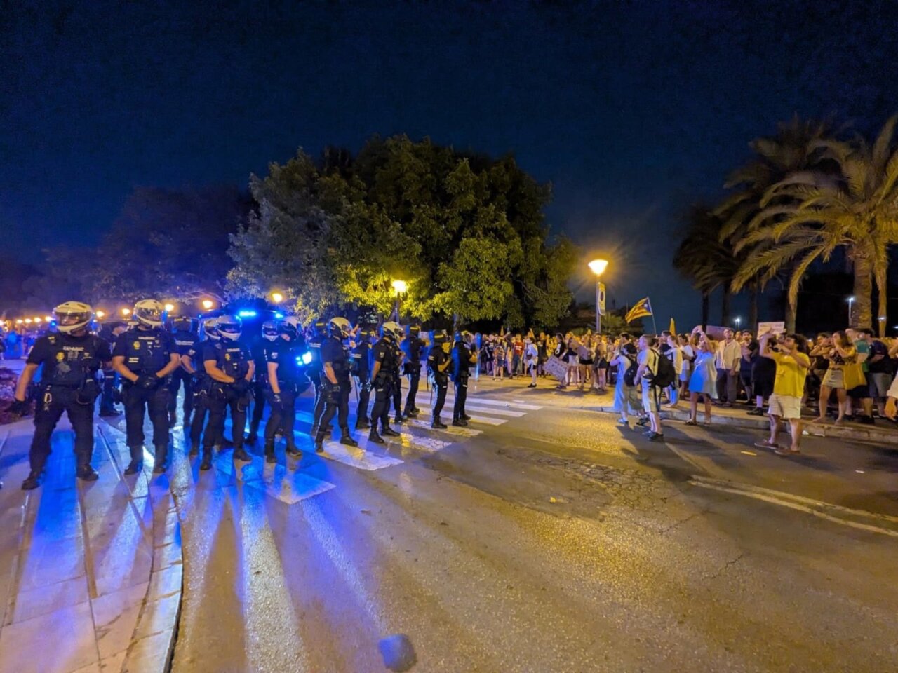 Cargas policiales, lanzamiento de objetos y ocho heridos al finalizar la protesta contra la saturaci&oacute;n en Palma