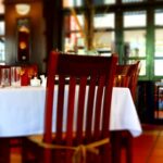 Dónde comer solo en Ibiza: cinco sitios donde sentarse sin compañía es parte del plan