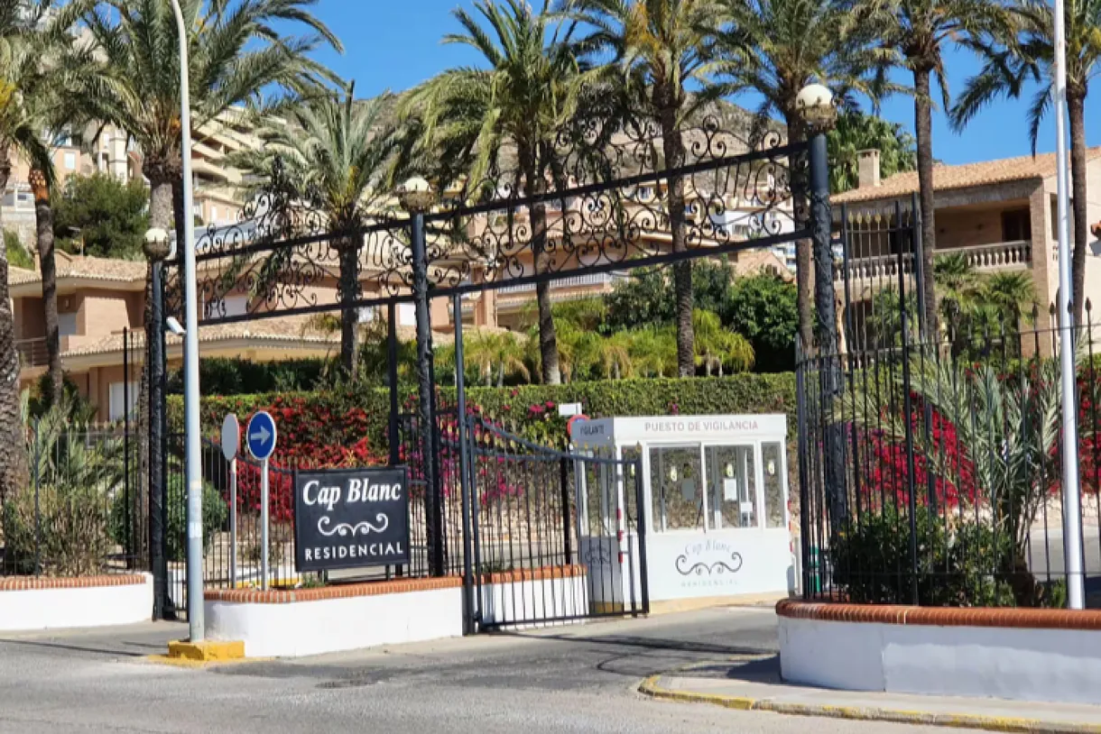 Entrada de la urbanización donde ocurrieron los fallecimientos