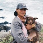 Paz Ram&iacute;rez junto a su perra Marta