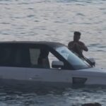 Un coche termina en el agua en una de las calas más vistas de Ibiza
