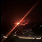 Imagen de uno de los fuegos de esta noche desde la carretera.