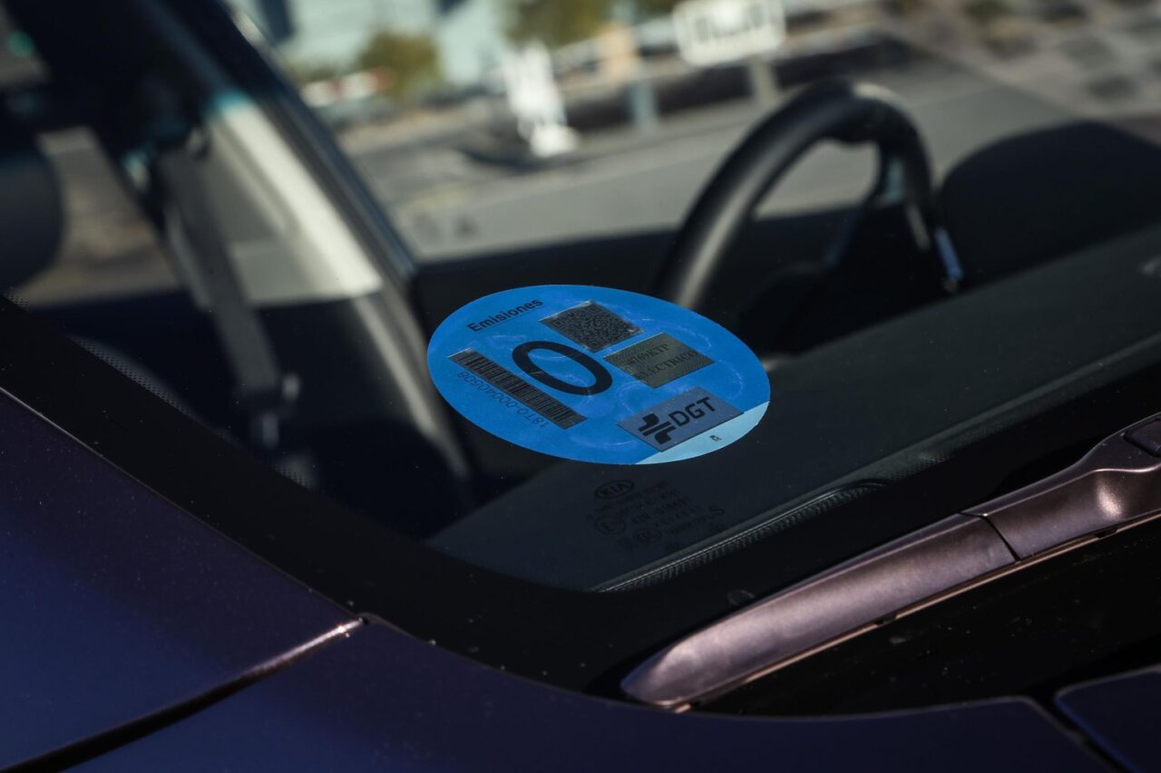 Etiqueta Cero sobre el parabrisas de un coche el&eacute;ctrico