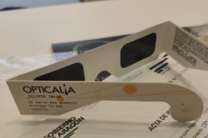 Modelo de gafas para el eclipse de la marca Opticalia retiradas