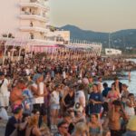 La costa oeste de Ibiza cuelga el lleno: el eclipse desborda bares y restaurantes