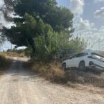 Un hombre en presunto estado de ebriedad saca su coche del camino y lo estrella en Ibiza