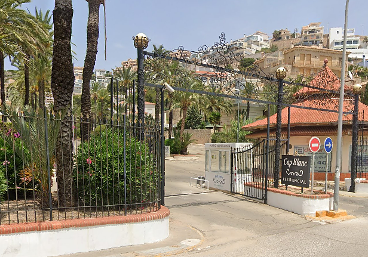 Imagen de la entrada de la urbanizaci&oacute;n Cap Blanca en Cullera