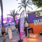 Instalan una caseta de tatuajes sin licencia a un paso de la oficina de turismo