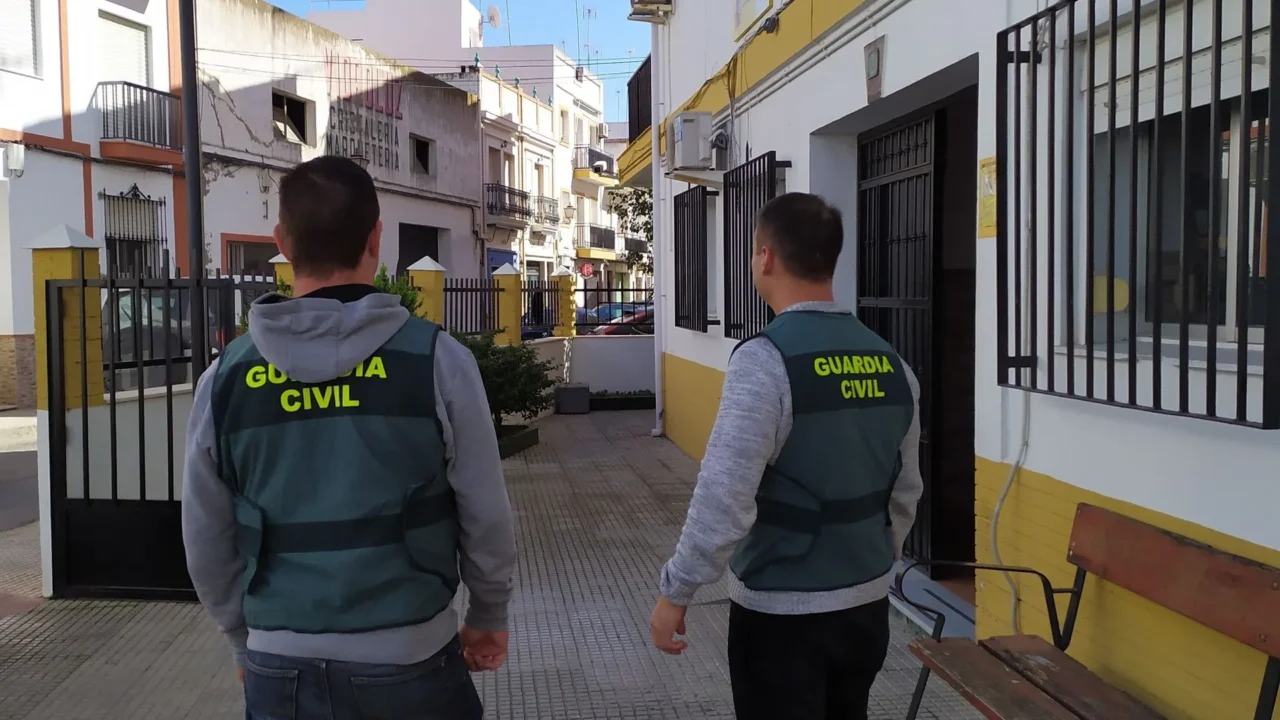 Dos agentes en el cuartel de la Guardia Civil de Isla Cristina