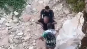 Momento del rescate por dos agentes de la Guardia Civil