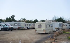 Asentamiento de autocaravanas en el aparcamiento de Es Gorg, en Ibiza, en 2025