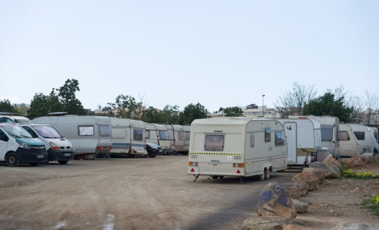 Asentamiento de autocaravanas en el aparcamiento de Es Gorg, en Ibiza, en 2025