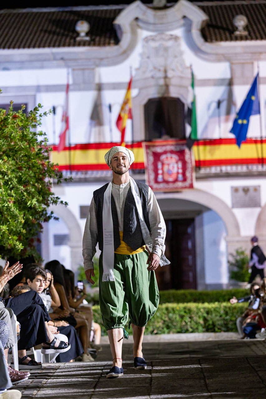 Javier Iglesias desfil&oacute; durante el certamen con 'el vestit de pag&egrave;s', el traje t&iacute;pico de Baleares