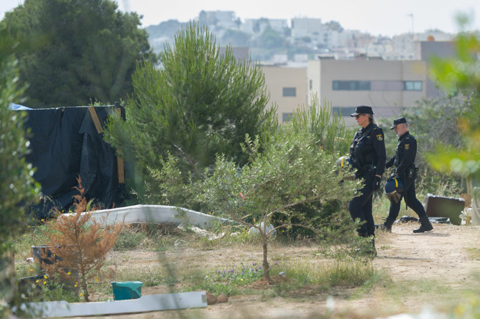 Intervención policial durante el desalojo de un asentamiento entre el estadio de Can Misses y el segundo cinturón de Eivissa, a 29 de abril de 2026
