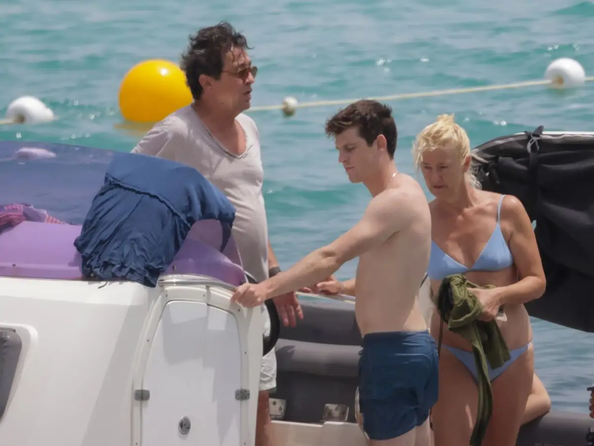 Miguel Bernardeau junto a sus padres en Ibiza