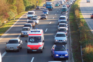 Una ambulancia en la autopista