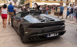 Lamborghini mal aparcado en Ibiza
