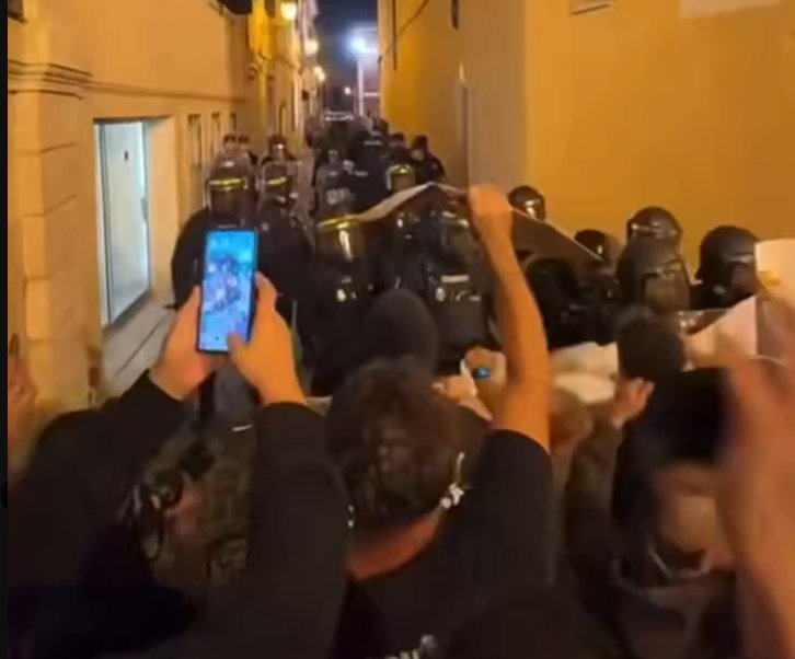Antifascistas frenados por el cord&oacute;n policial. 