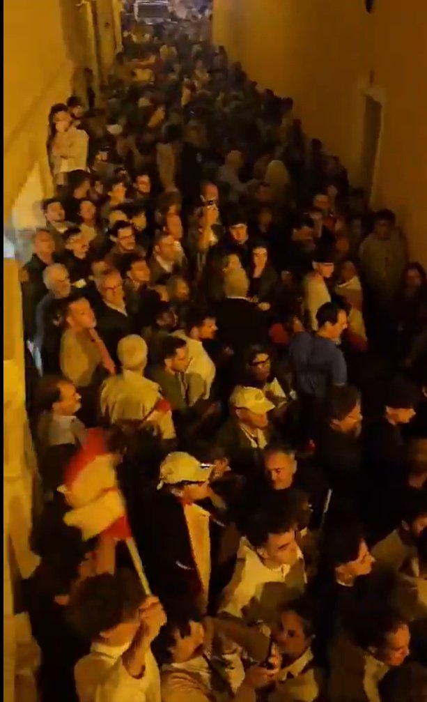 Simpatizantes de Vox bloqueados por la Polic&iacute;a Nacional. 