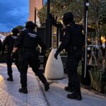 Los efectivos acceden al inmueble y se despliegan por sus instalaciones.