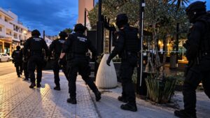 Los efectivos acceden al inmueble y se despliegan por sus instalaciones.
