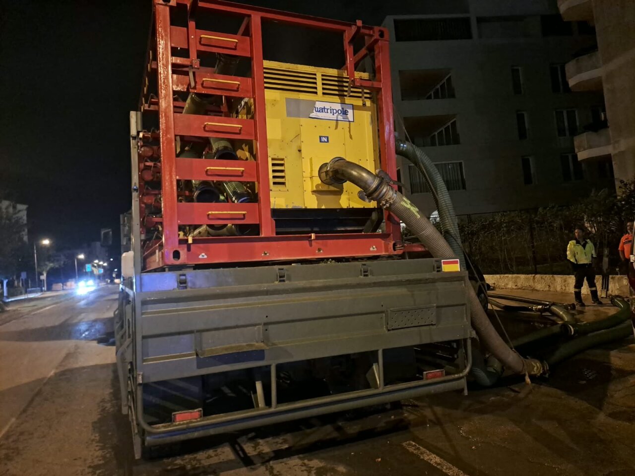 Una moto bomba de la UME trabajando la noche del lunes en Ibiza.